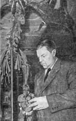 И. А. Ефремов в палеонтологическом музее. Фото А. С. Ляпина, 1958 г.